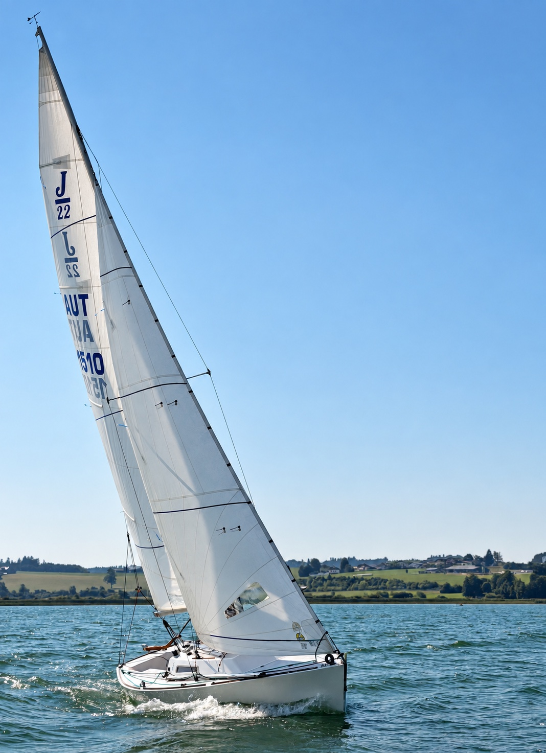Klassische J/22 unter Segeln auf einem österreichischen See