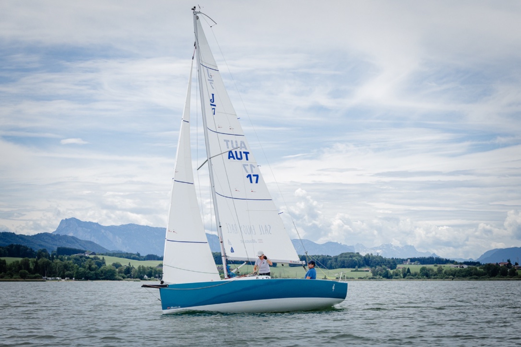 Blaue J/7 unter Segel in Österreich